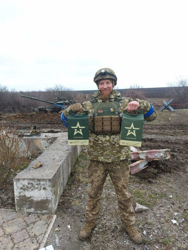 Максим Нікулін із сухпайками російських солдатів