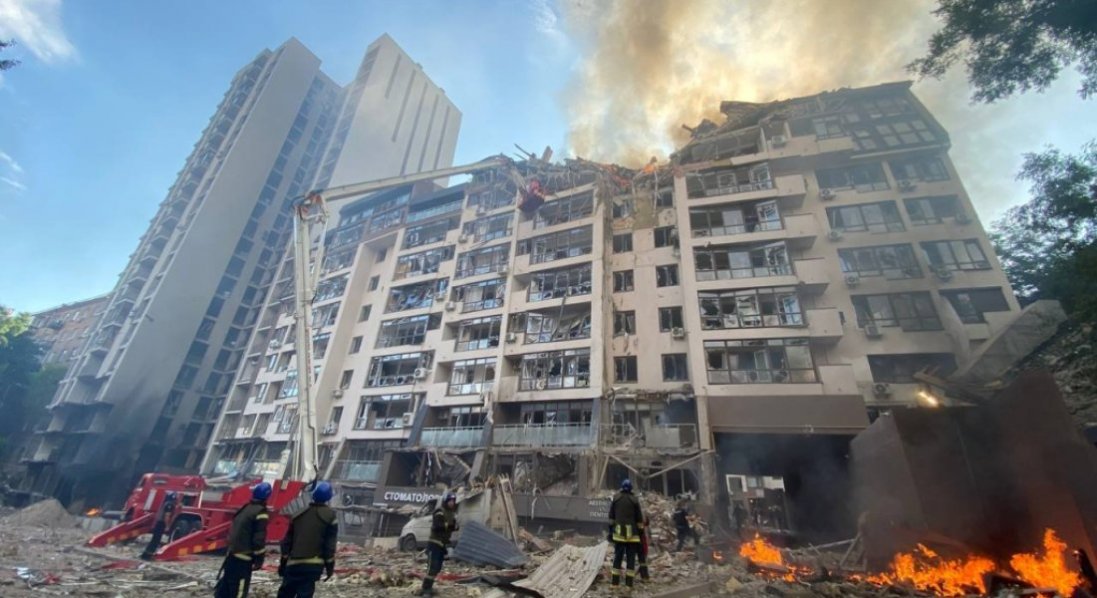 У Києві ракета влучила у багатоповерхівку: під завалами є люди