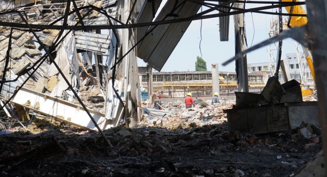 У Кременчуці під завалами вже знайшли майже 30 фрагментів тіл