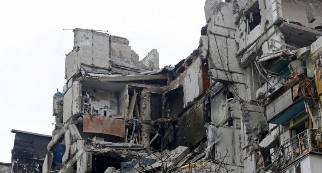 У Маріуполі руйнуються будинки, пошкоджені обстрілами росіян
