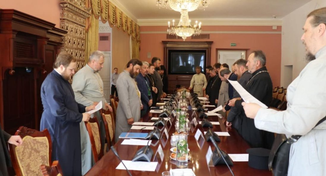 У Києві представники УПЦ та ПЦУ провели «історичну зустріч»