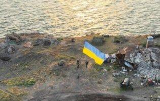 На Зміїному підняли прапор України: відео