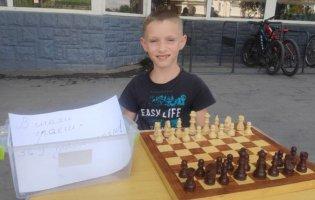 У Луцьку школяр з Бучі грає з перехожими в шахи: збирає для ЗСУ