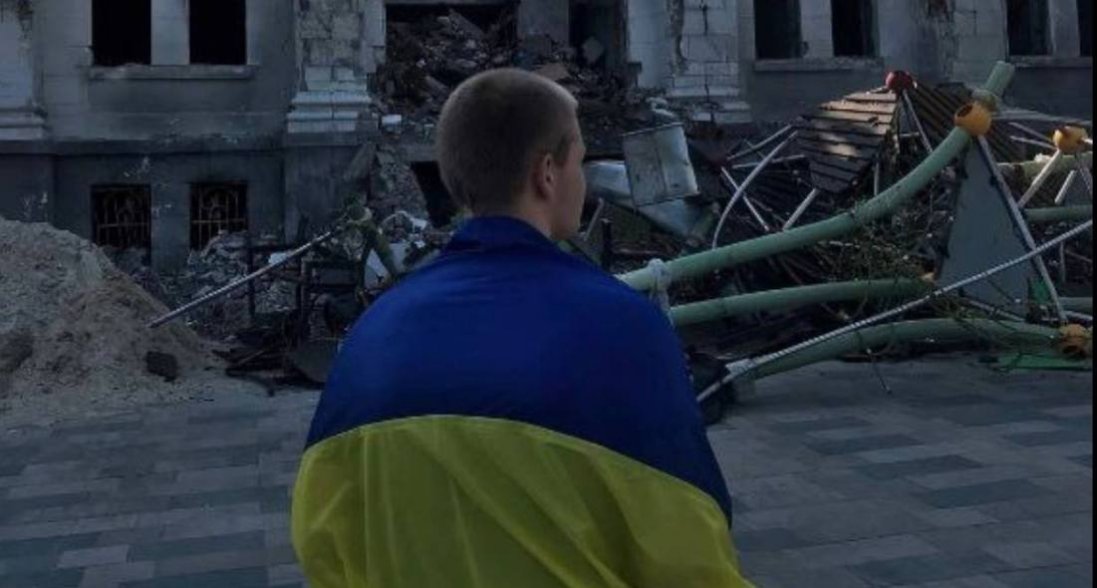 У Маріуполі хлопець вийшов з прапором України до розбомбленого Драмтеатру