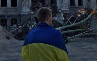 У Маріуполі хлопець вийшов з прапором України до розбомбленого Драмтеатру