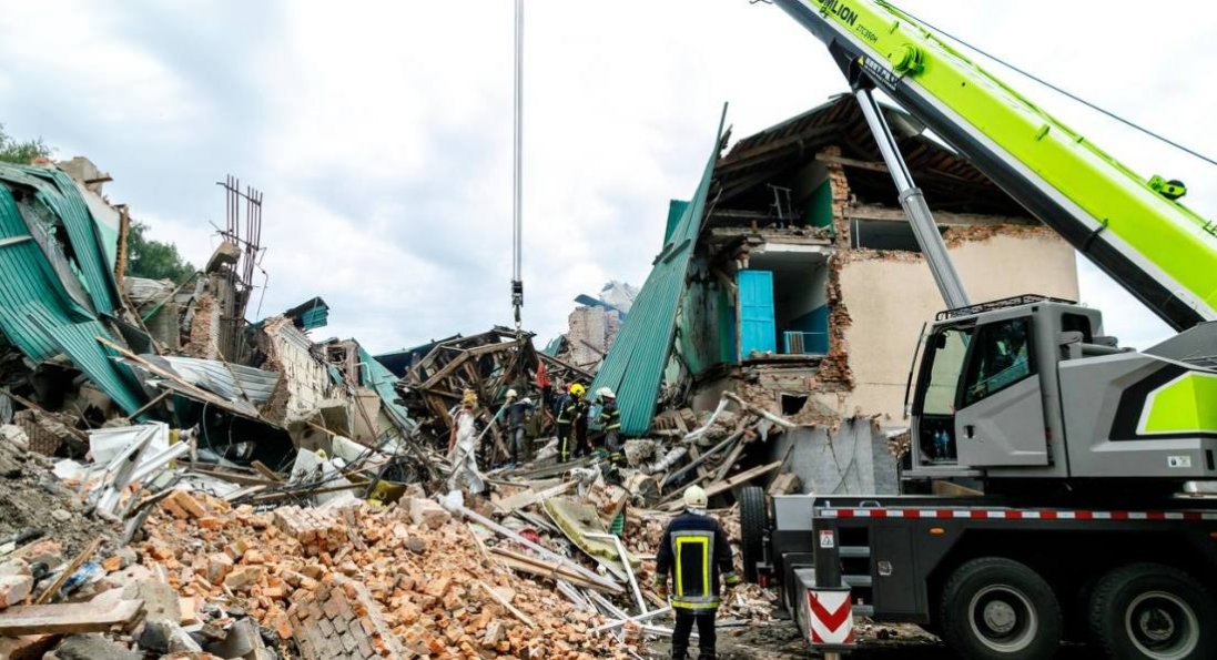 Ракетний удар по Чугуєву: дістали загиблого, ще двох людей шукають
