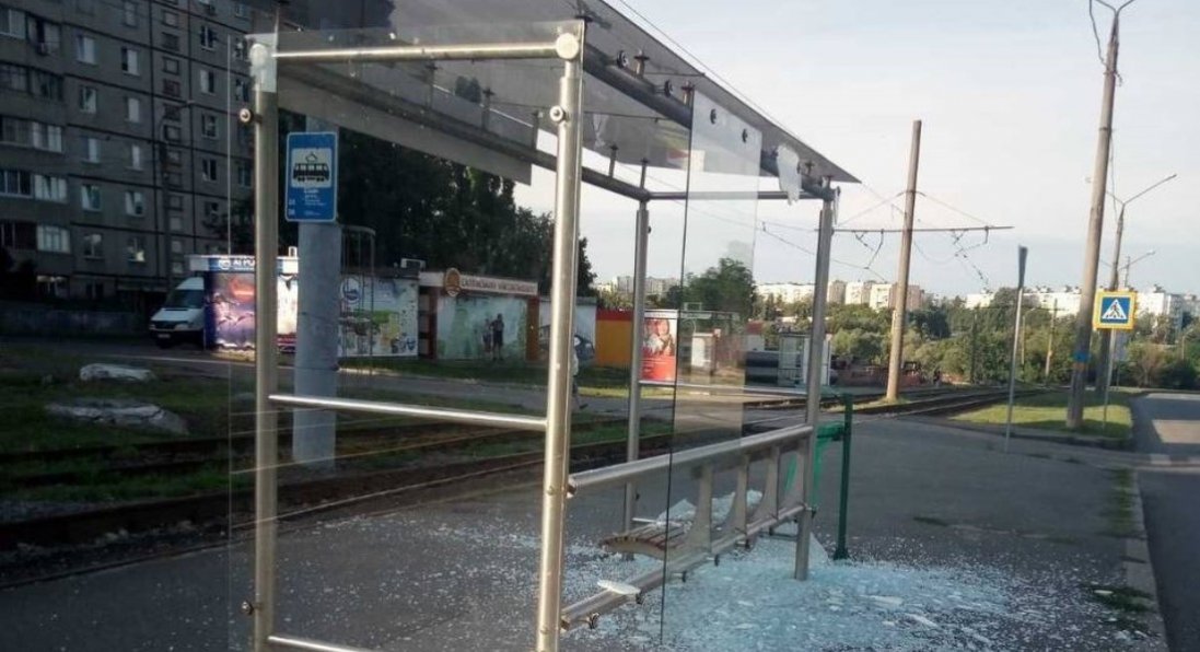 росіяни обстріляли Харків: влучили в автобусну зупинку