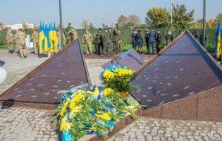 У Маріуполі росіяни руйнують меморіал захисникам України: що встановлять натомість