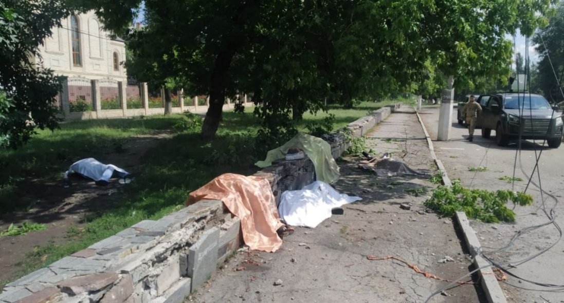 У місті на Донеччині росіяни обстріляли автобусну зупинку: 8 людей загинули