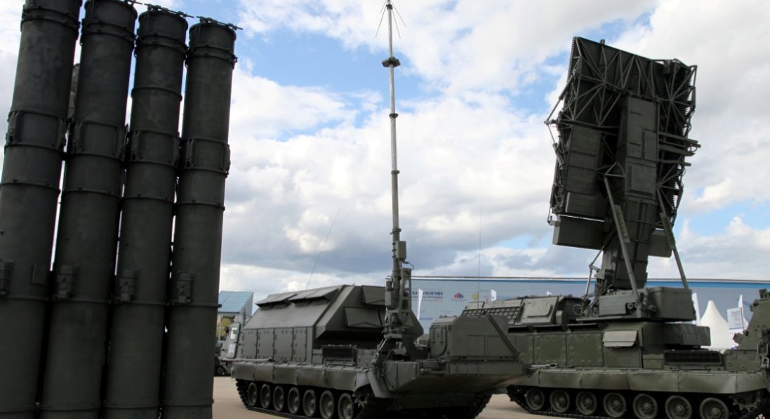 До кордонів України росія тягне ешелон з ракетами