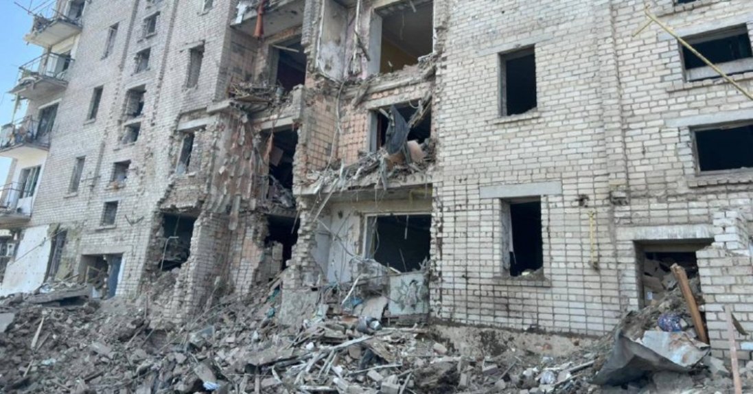 На Миколаївщині обстріляли п’ятиповерхівку: 9 поранених, серед них 4 дітей