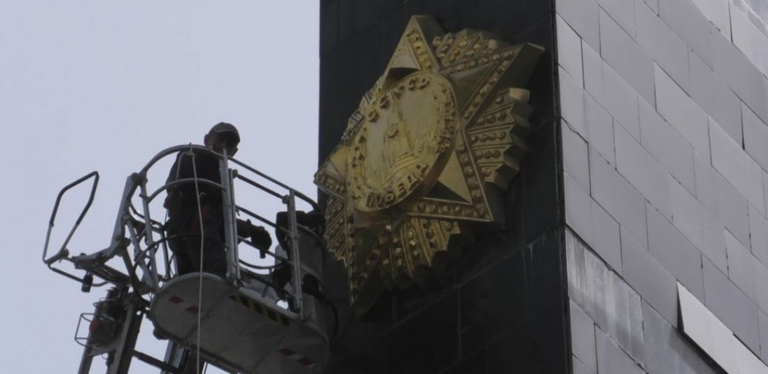 У Луцьку з обеліска на меморіалі демонтують радянську зірку