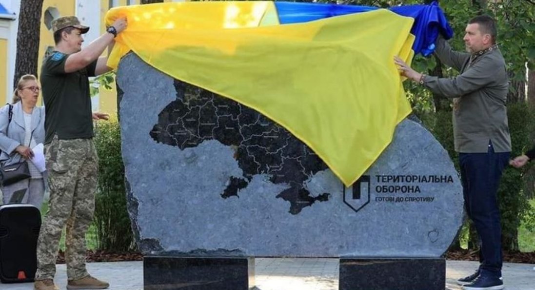 Перший в Україні: в Ірпені встановили пам’ятний знак Силам ТрО