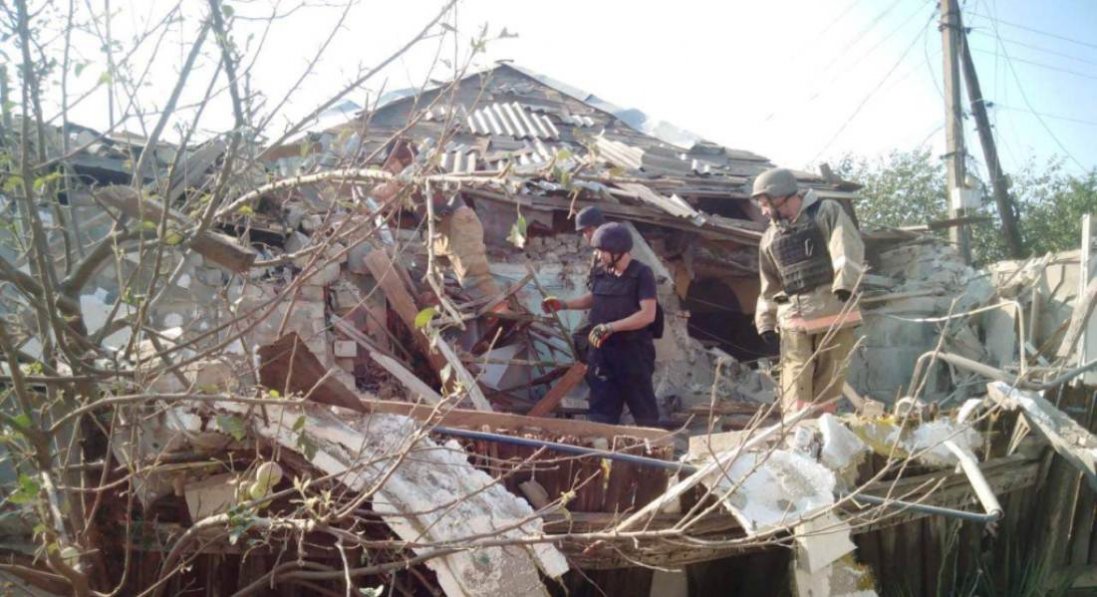 У Бахмуті з-під завалів зруйнованого будинку дістали тіло жінки