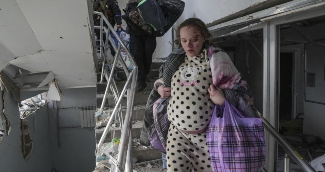 Врятована в Маріуполі породілля тепер засуджує Україну та бере участь у проросійських заходах