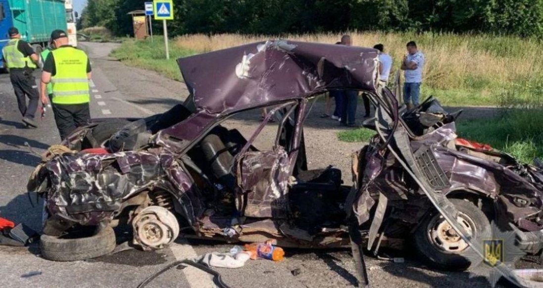 На Львівщині в трагічній ДТП загинули троє людей: авто перетворилось на купу брухту