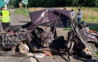 На Львівщині в трагічній ДТП загинули троє людей: авто перетворилось на купу брухту