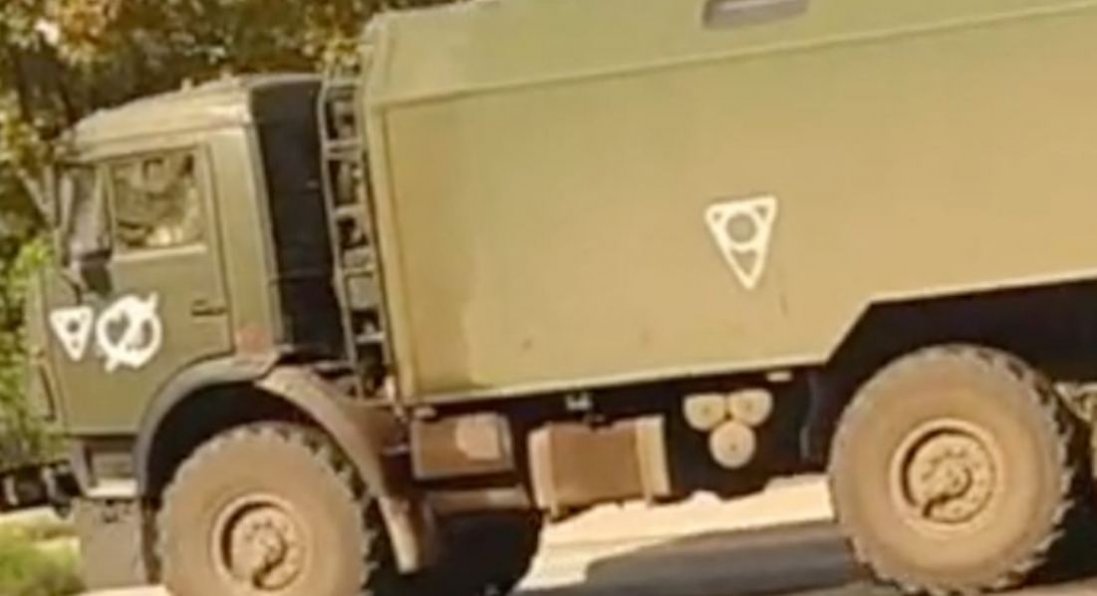 У Маріуполі помітили танки рф із символами «Смертельних реліквій»