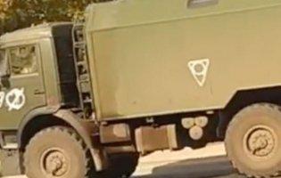 У Маріуполі помітили танки рф із символами «Смертельних реліквій»