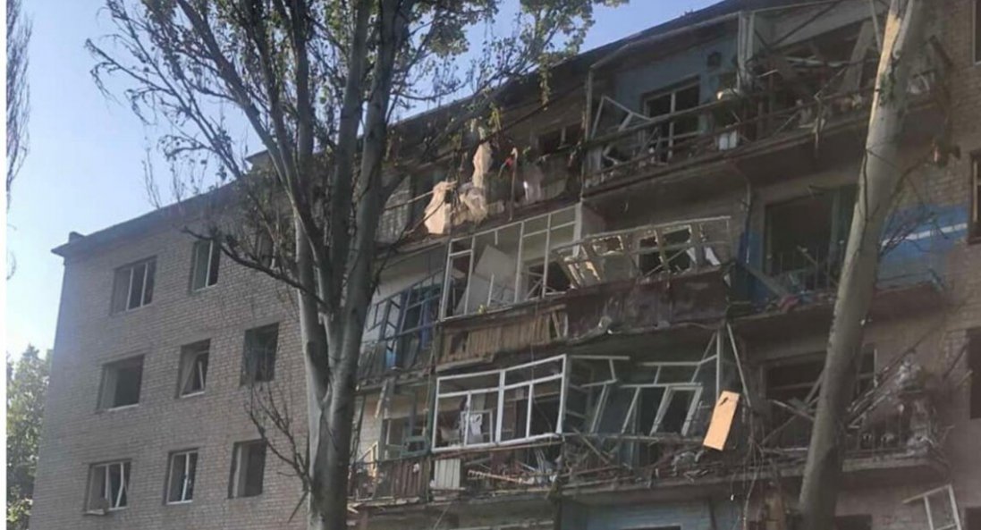 У Бахмуті росіяни влучили в багатоповерхівку: під завалами можуть бути люди