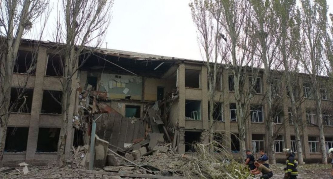 На Донеччині росіяни обстріляли школу: там були люди