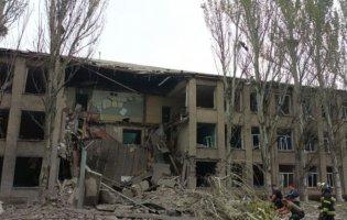 На Донеччині росіяни обстріляли школу: там були люди