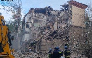 Ракетні удари по Запоріжжю: люди - під завалами