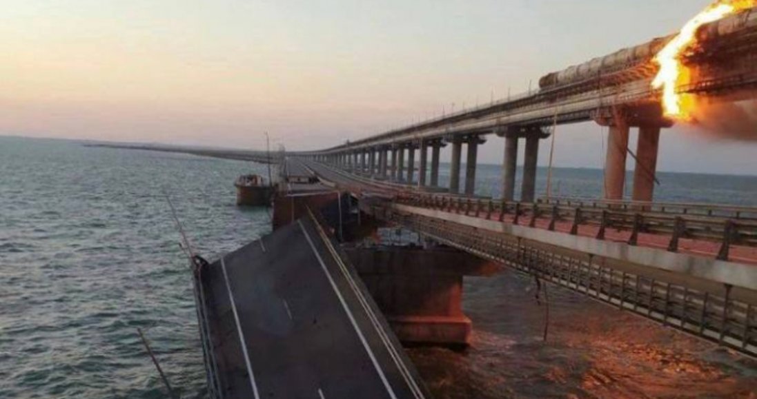 На Кримському мосту — пожежа: запускають поромну переправу