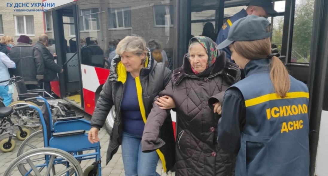 Мешканців геріатричного пансіонату на Харківщині евакуювали до Луцька