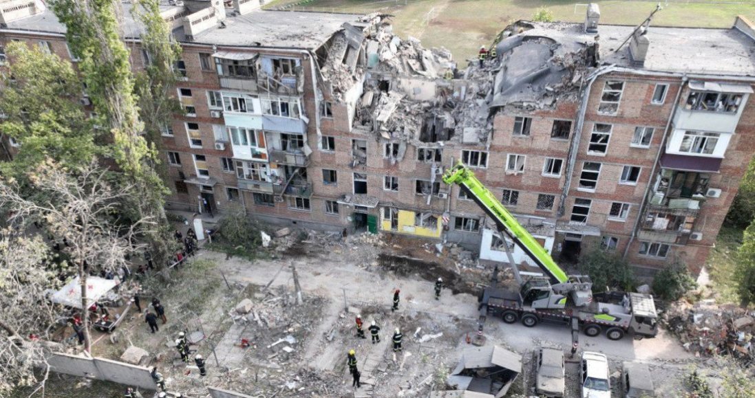 Ракетний удар по Миколаєву: кількість загиблих зросла до 3, під завалами є люди