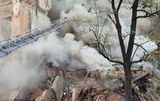 У Києві росіяни влучили по житловому будинку: під завалами люди
