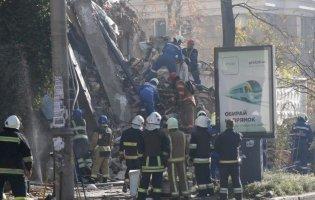 Ракетний удар по Києву: з-під завалів дістали два тіла