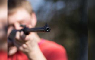 В Україні власників зброї просять не збивати самотужки дрон