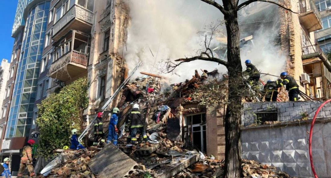 Удар по Києву: з-під завалів дістали ще одне тіло