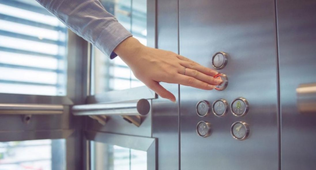 Киян просять не їздити в ліфті за 40 хв до запланованого відключення світла