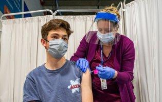 В Україні підліткам дозволили першу бустерну дозу вакцини проти COVID