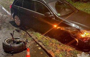 У Луцьку зіткнулися автівки: від удару вирвало колесо