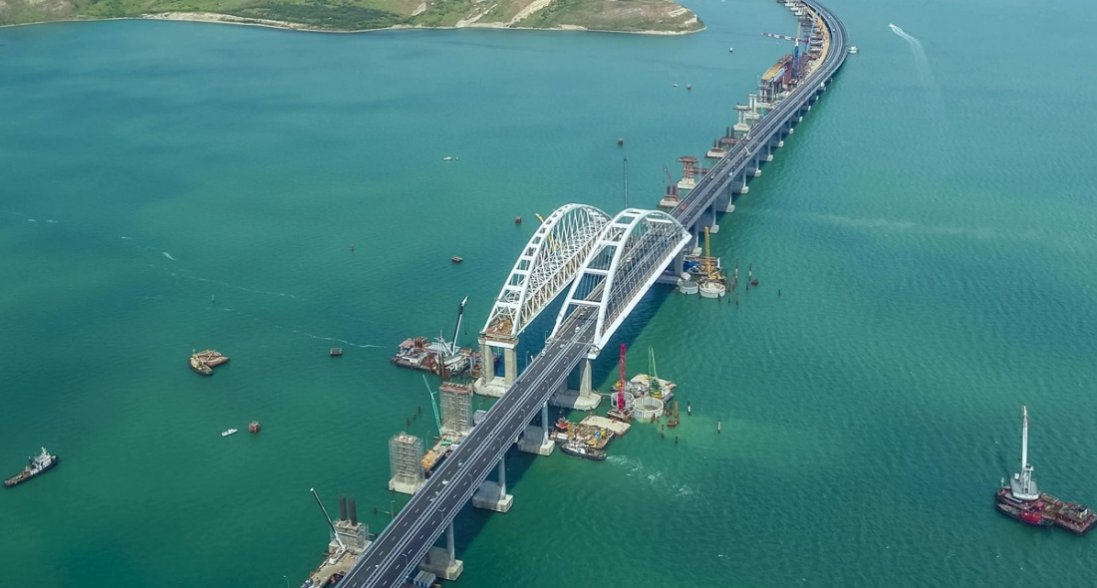 росія намагається відновити роботу Кримського мосту: це навряд вдасться зробити до вересня 2023 року
