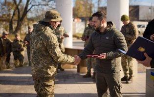 У Херсоні Зеленський наголодив морпіха з Волині