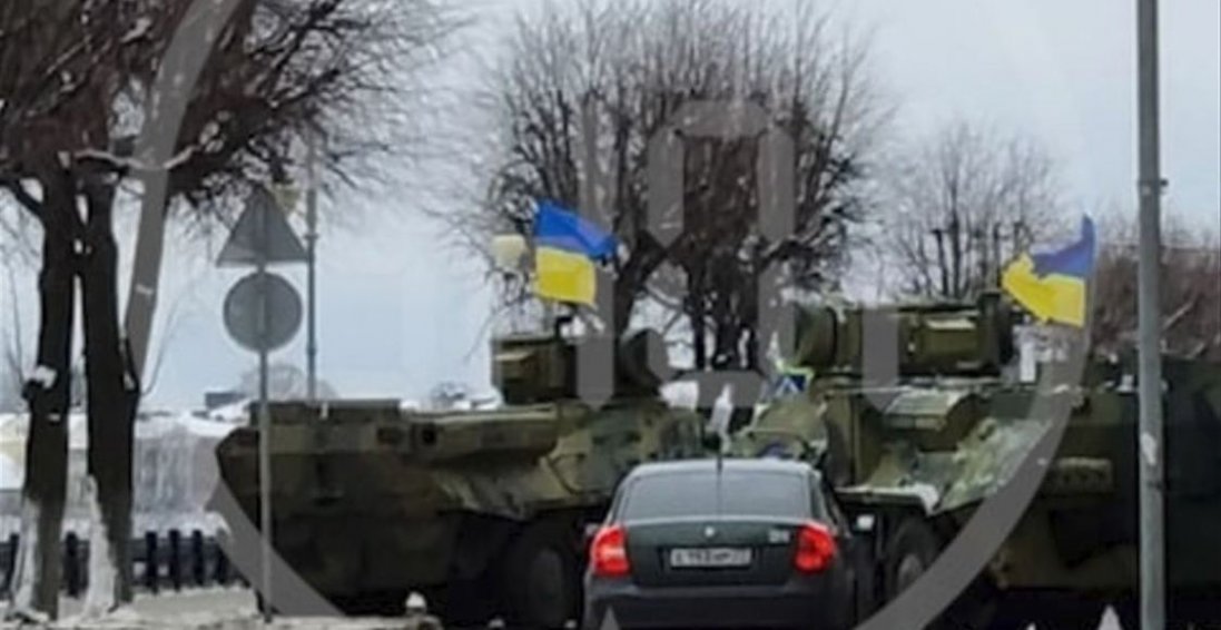 на росії  помітили воєнний транспорт з українськими прапорами: пояснення