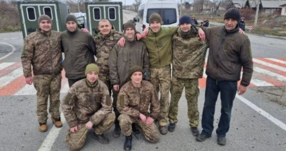 Звільнили ще 12 українців: захисники Маріуполя й острова Зміїний