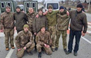 Звільнили ще 12 українців: захисники Маріуполя й острова Зміїний