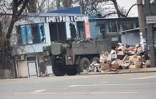 У Маріуполі біля школи росіяни облаштовують склад з боєприпасами