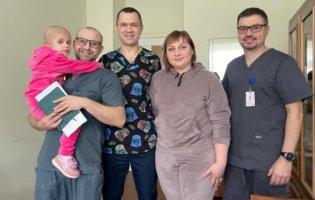 У Львові лікарі видалили 5-річній дівчинці пухлину, що стискала серце і заважала дихати