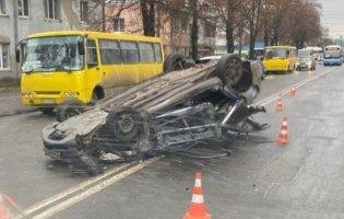 У Луцьку - страшна аварія: авто перекинулося на дах