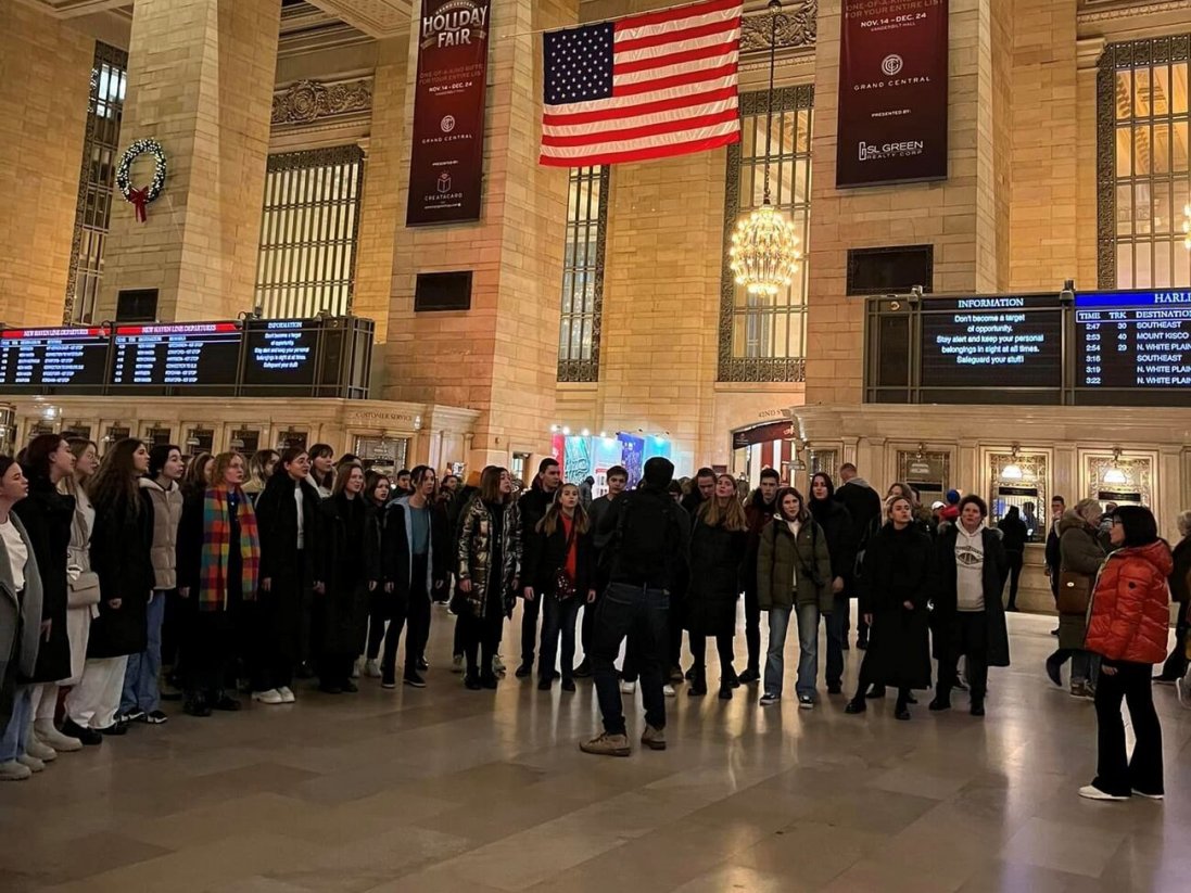 Відео, яке зворушить ваше серце: український хор «Щедрик» співає на вокзалі Нью-Йорка