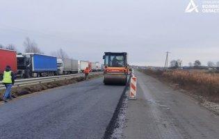 Біля «Ягодина» ремонтують дорогу