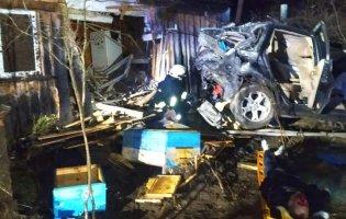 На Ковельщині авто влетіло у будинок: є загиблий та постраждалі