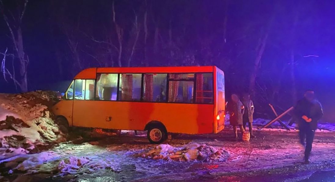На Чернігівщині автобус влетів у блокпост: є потерпілі