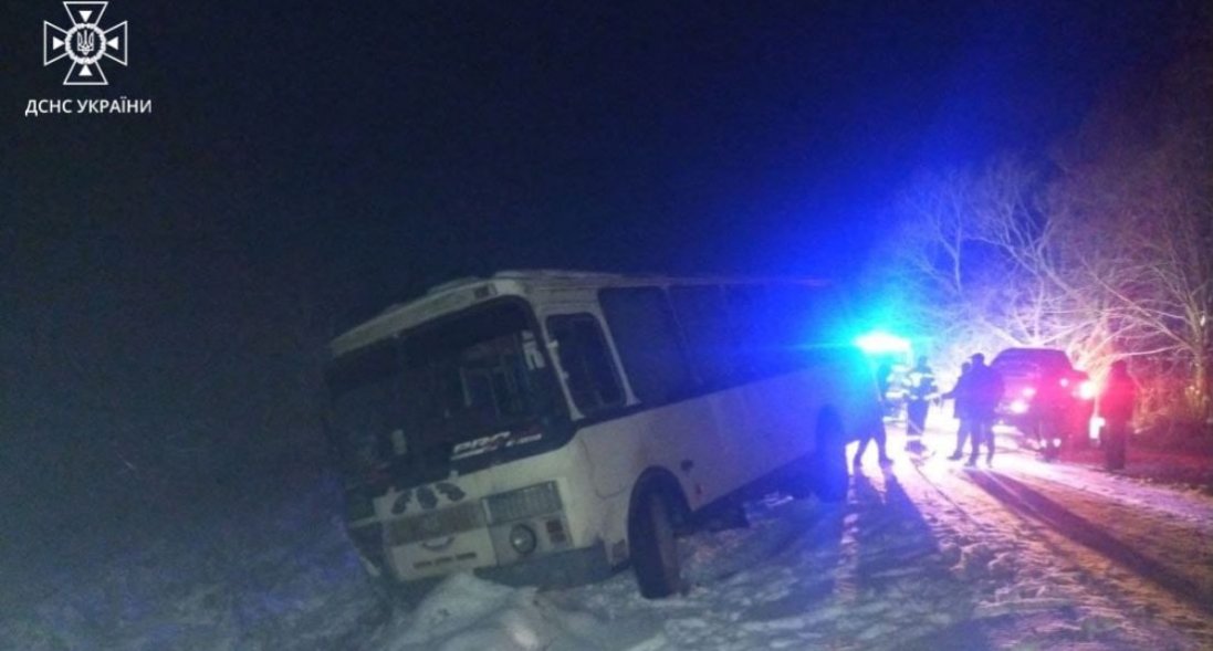 У Луцькому районі в сніговому заметі застряг рейсовий автобус